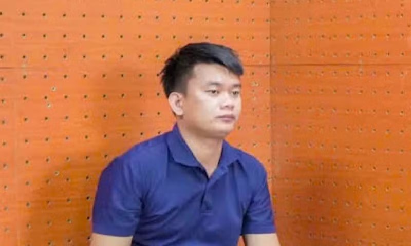 Hồ Bảo Khanh tại cơ quan công an. Ảnh: CACT. Sát hại người tình đang mang thai, 5 ngày sau quay lại đổ xăng, dầu lên thi thể - Ảnh 1.