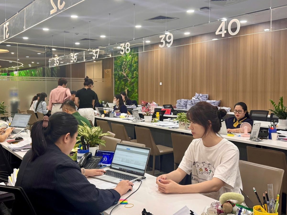 Hàng trăm khách hàng hồ hởi ký thủ tục khu Đảo Ngọc, nhẹ nhõm vì đã mua được căn nhà ưng ý - Ảnh 2.