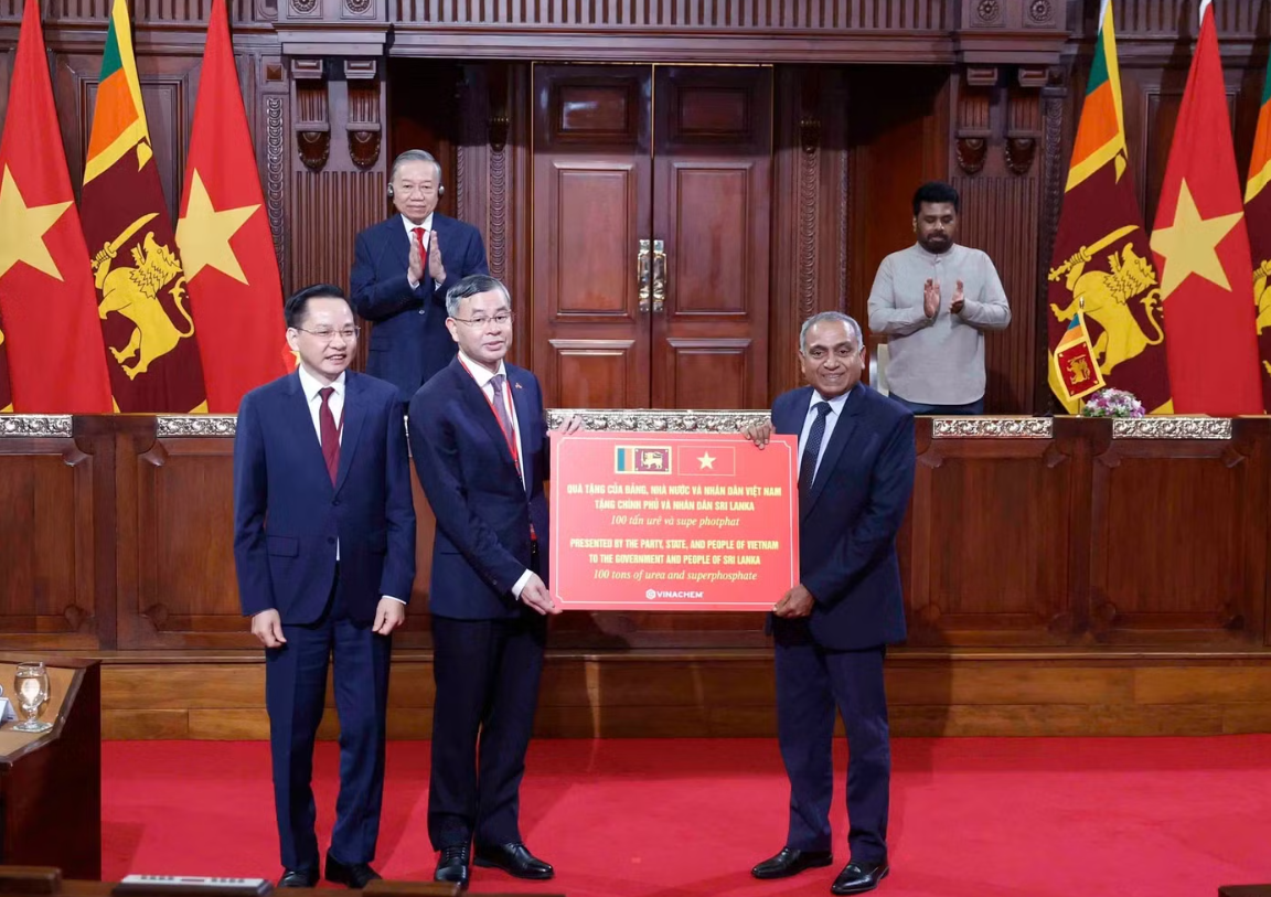 Tập đoàn 20.000 nhân sự của Việt Nam khai phá thị trường 4.000 tỷ USD, tặng ngay 100 tấn nguyên liệu cho nước sở tại - Ảnh 1.