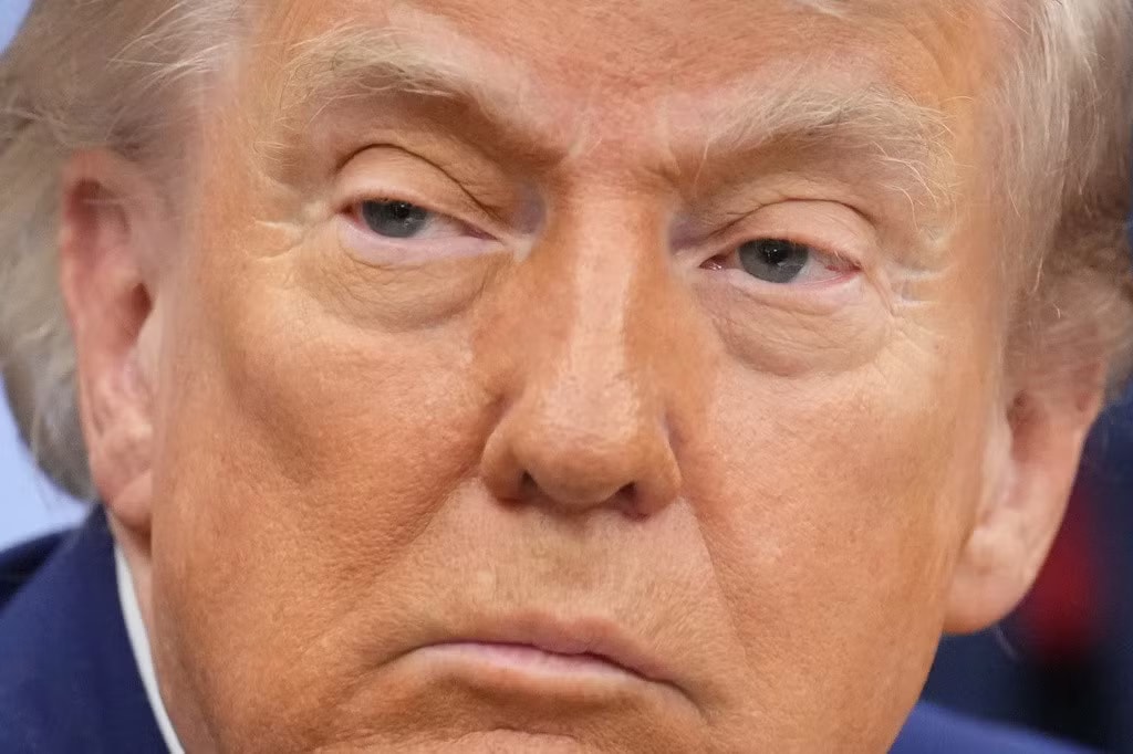 Tổng thống Mỹ Donald Trump. (Ảnh: AP) Mỹ - Iran mắc kẹt trong ‘vùng xám’, đánh tiếp hay nhượng bộ đều khó - Ảnh 1.