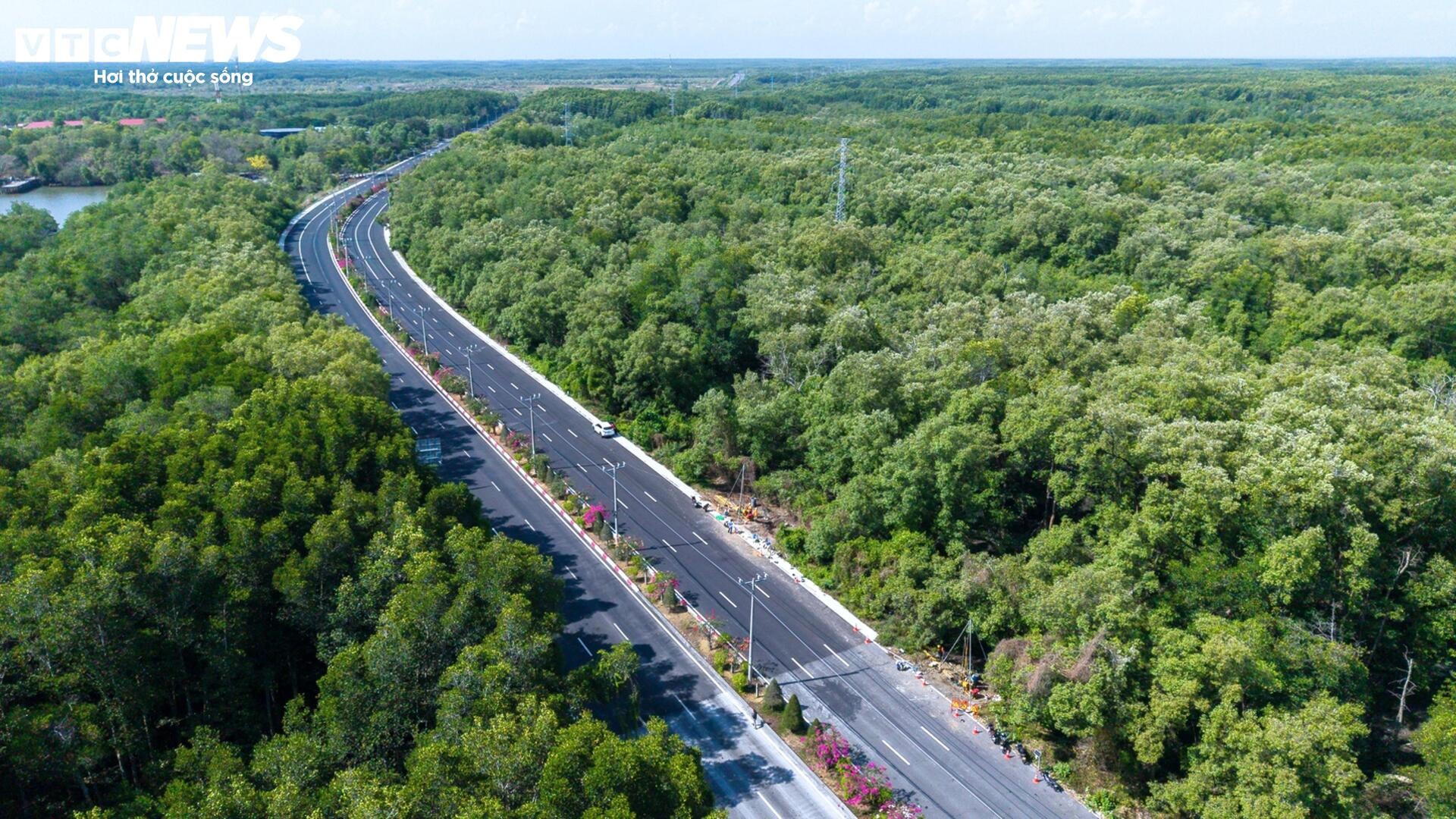 Cung đường xuyên rừng ngập mặn đẹp bậc nhất Việt Nam dự kiến mở rộng lên 10 làn xe- Ảnh 2. Cung đường xuyên rừng ngập mặn đẹp bậc nhất Việt Nam dự kiến mở rộng lên 10 làn xe- Ảnh 2.