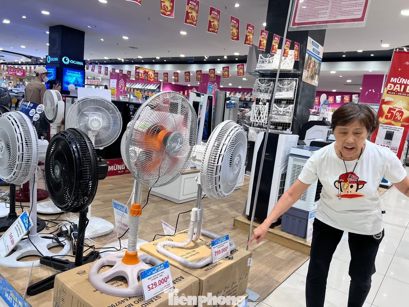 Điện lạnh vẫn đắt hàng khi TPHCM đã vào mùa mưa - Ảnh 4.