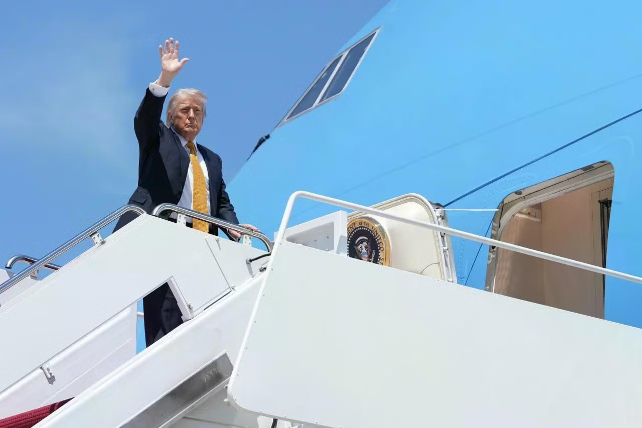 Tổng thống Mỹ Donald Trump lên đường đến Trung Quốc. (Ảnh: AP) Những nhân vật đáng chú ý trong phái đoàn tháp tùng Tổng thống Mỹ thăm Trung Quốc - Ảnh 1.
