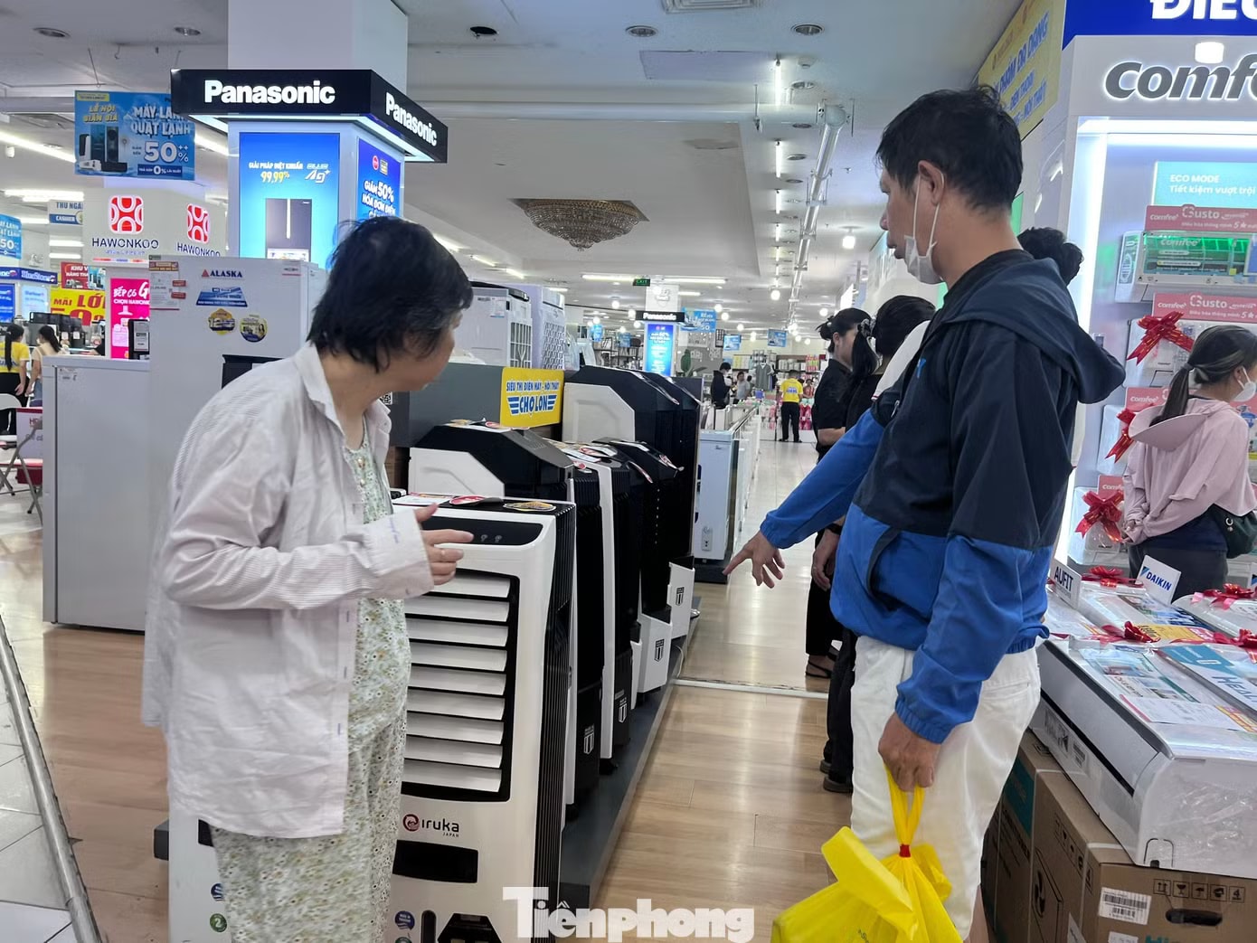 Điện lạnh vẫn đắt hàng khi TPHCM đã vào mùa mưa - Ảnh 3.