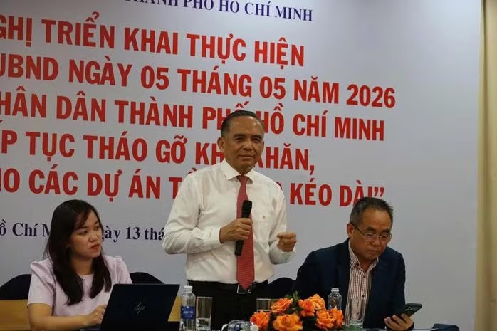 Ông Lê Hoàng Châu, Chủ tịch HoREA trao đổi với các doanh nghiệp tại hội nghị. Doanh nghiệp bất động sản trước ranh giới mong manh - Ảnh 3.