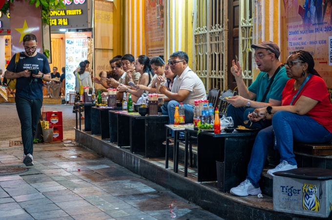 NÓNG: Hà Nội dự kiến cho thuê vỉa hè cao nhất ở mức 45.000 đồng/m2/tháng- Ảnh 1. NÓNG: Hà Nội dự kiến cho thuê vỉa hè cao nhất ở mức 45.000 đồng/m2/tháng- Ảnh 1.