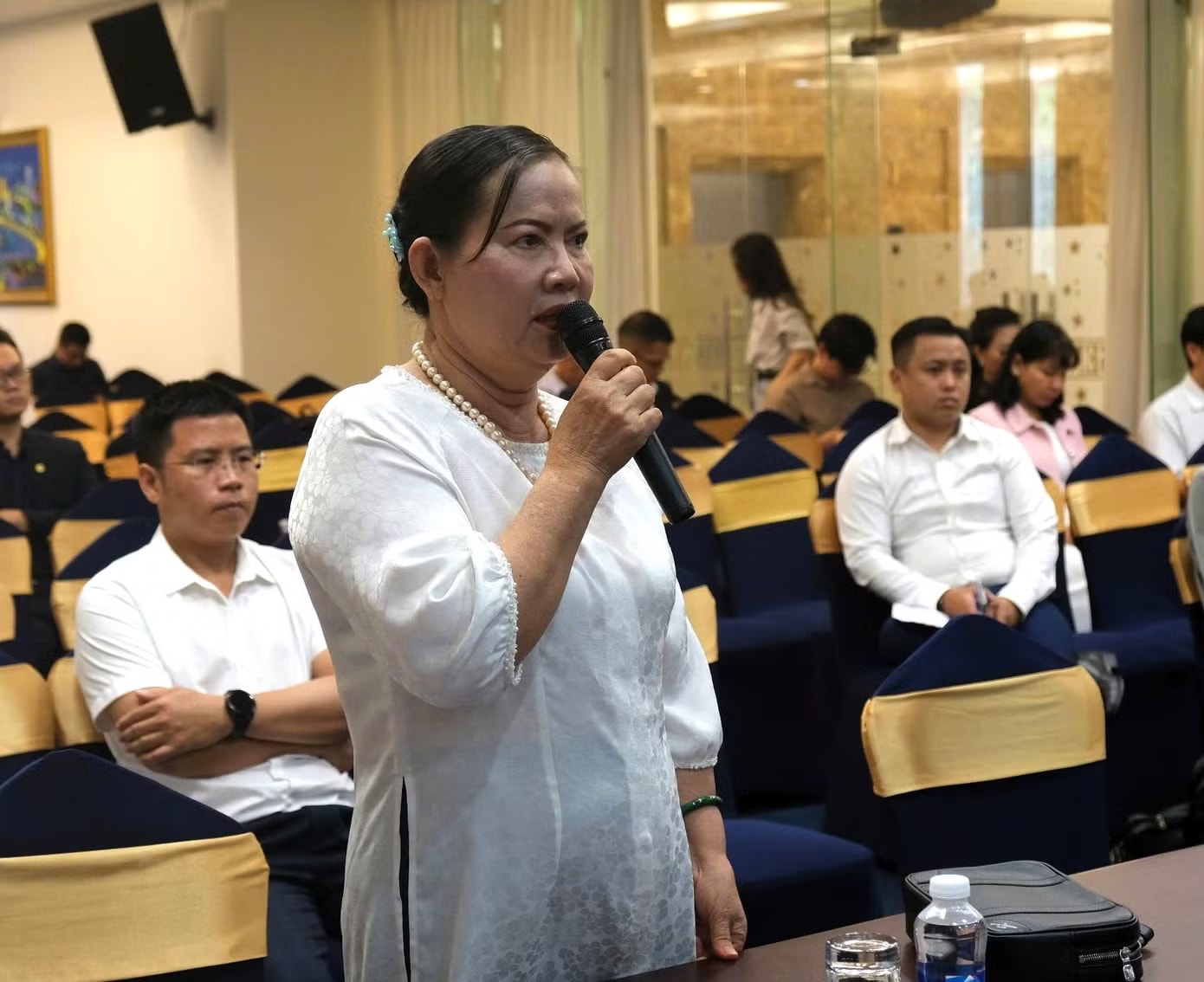 Bà Nguyễn Nam Phương, Chủ tịch Hội đồng quản trị kiêm tổng giám đốc Công ty TNHH MTV Lan Anh trao đổi tại hội nghị. Doanh nghiệp bất động sản trước ranh giới mong manh - Ảnh 2.