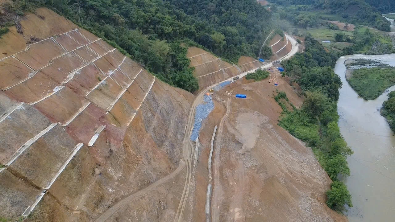 Sắp hoàn thiện tuyến đường nghìn tỷ, góp phần nối thông miền núi phía Bắc- Ảnh 1. Sắp hoàn thiện tuyến đường nghìn tỷ, góp phần nối thông miền núi phía Bắc- Ảnh 1.