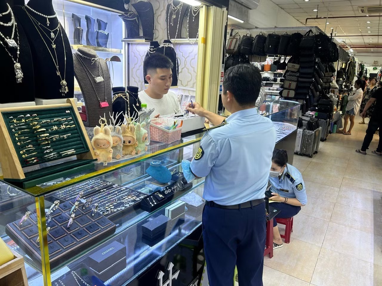 Lại phát hiện hàng giả, hàng nhái ở 'thiên đường mua sắm' TPHCM - Ảnh 1.