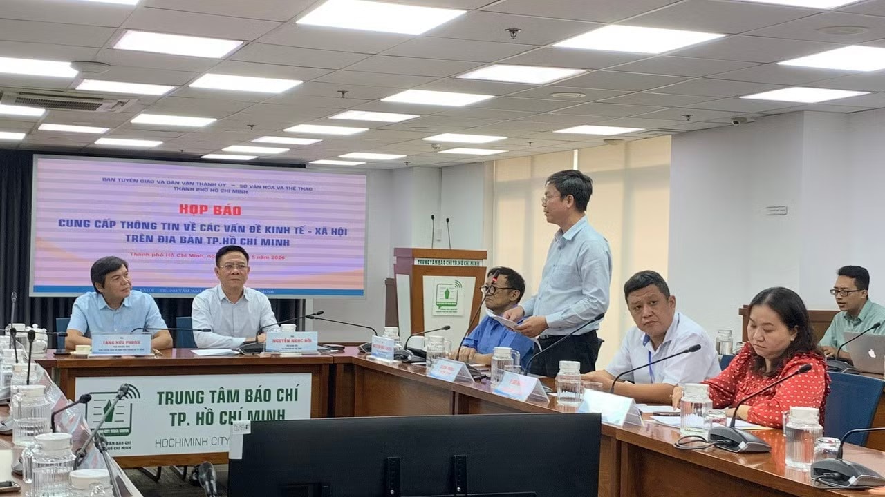 Ông Trần Minh Hoá, Phó trưởng Phòng Quản lý năng lượng, Sở Công Thương TPHCM thông tin tại buổi họp báo Chủ trọ thu tiền điện giá ‘cắt cổ’ sẽ bị xử lý ra sao? - Ảnh 1.