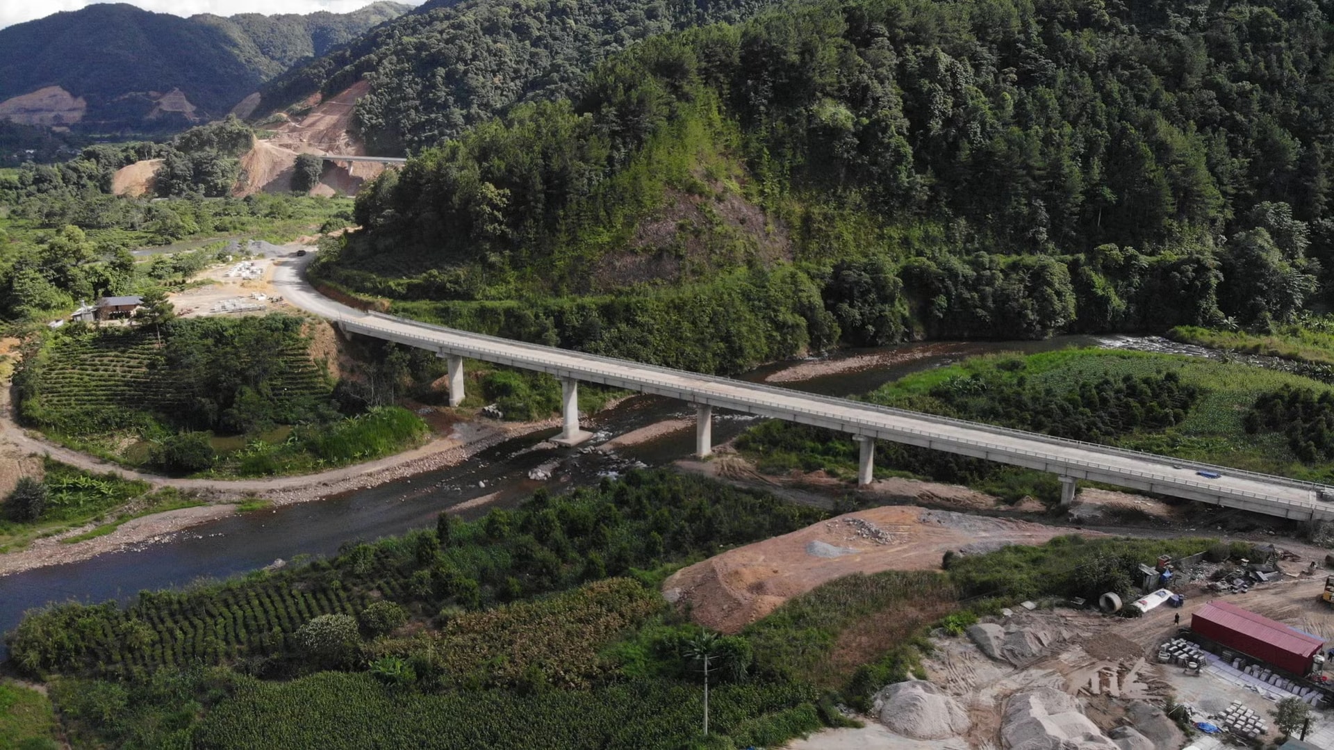 Sắp hoàn thiện tuyến đường nghìn tỷ, góp phần nối thông miền núi phía Bắc- Ảnh 2. Sắp hoàn thiện tuyến đường nghìn tỷ, góp phần nối thông miền núi phía Bắc- Ảnh 2.