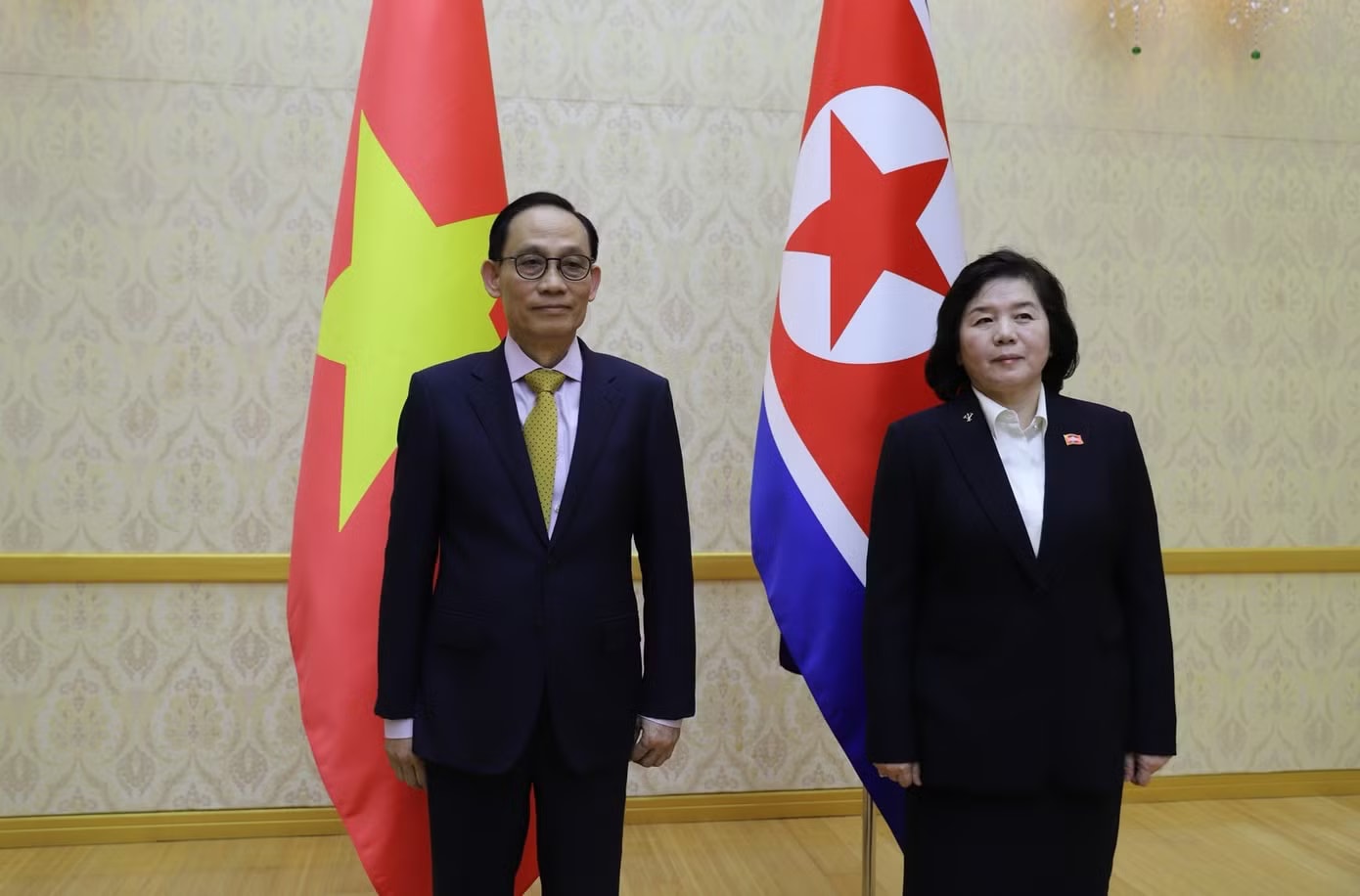 Bộ trưởng Ngoại giao Lê Hoài Trung và Bộ trưởng Ngoại giao Triều Tiên Choe Son-hui. Ảnh: Mofa Đặc phái viên của Tổng Bí thư, Chủ tịch nước Tô Lâm làm việc tại Triều Tiên - Ảnh 2.