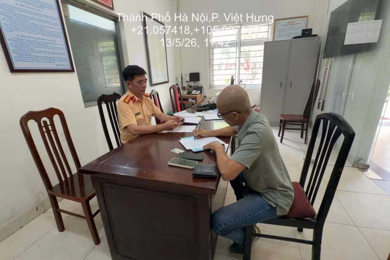 CSGT làm việc với tài xế xe ôtô Mercedes. Ảnh: Cục CSGT Tài xế Mercedes chặn xe đầu kéo giữa cao tốc vì bị thúc ép đi nhanh - Ảnh 2.