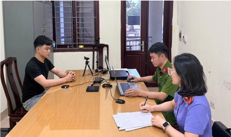 Cơ quan công an làm việc với đối tượng Công. Khởi tố đối tượng tấn công cảnh sát để trốn kiểm tra nồng độ cồn - Ảnh 1.
