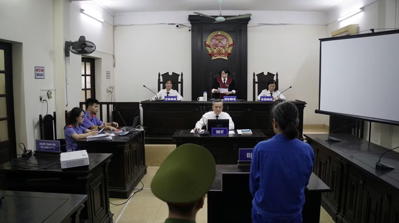 Hội đồng xét xử Tòa án nhân dân khu vực 3 tuyên án bị cáo. Nữ giúp việc hành hạ cụ bà 82 tuổi bị tai biến lĩnh 24 tháng tù - Ảnh 1.
