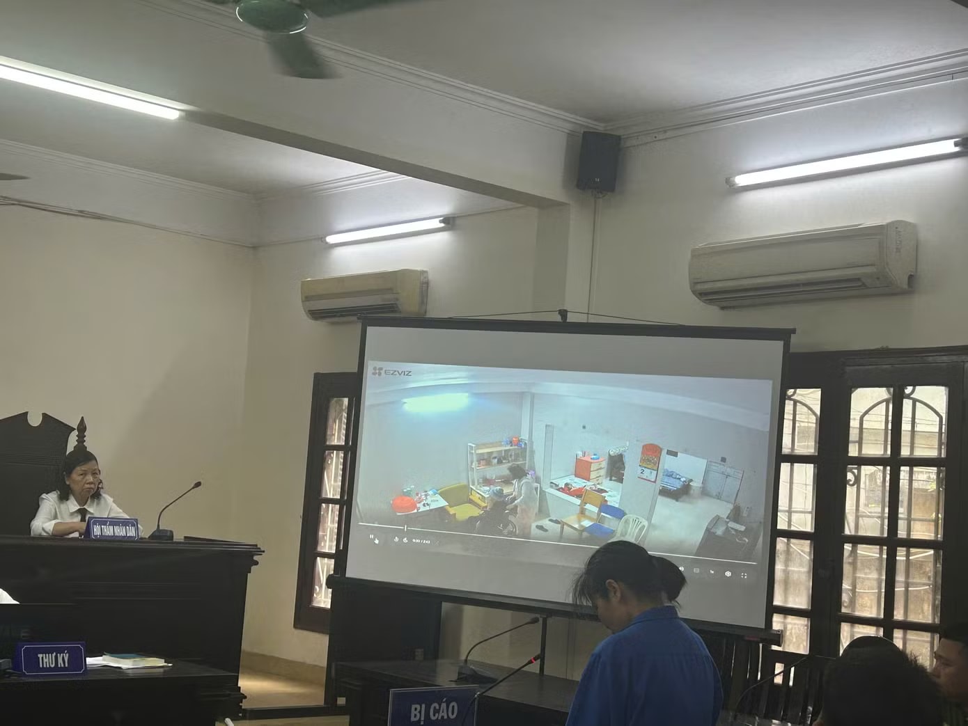 Hội đồng xét xử chiếu clip Trương Thị Bắc hành hạ cụ bà Nữ giúp việc khai quăng quật cụ bà 82 tuổi tai biến do bị giữ 5 triệu tiền lương - Ảnh 2.