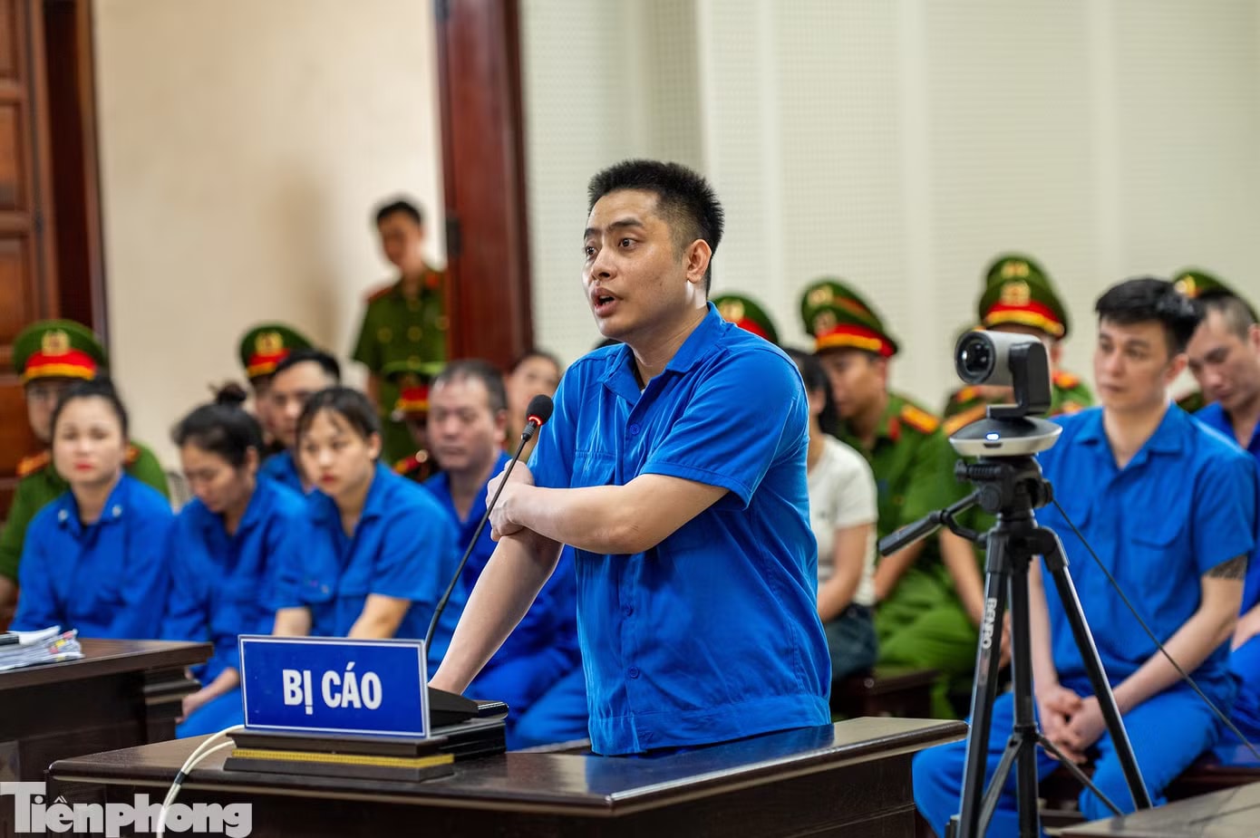 Bị cáo Bùi Đình Khánh trình tại phiên xét xử chiều 13/5. Bùi Đình Khánh khai nguồn gốc 40 bánh heroin và nguồn cơn nổ súng, đuổi ngược xe của công an - Ảnh 2.