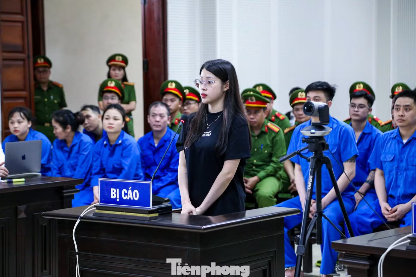 Bị cáo Triệu Thị Hoài Thương (bạn gái của Khánh) bị cáo buộc giúp đỡ Khánh tìm cách bỏ trốn sau khi gây án. Bùi Đình Khánh khai nguồn gốc 40 bánh heroin và nguồn cơn nổ súng, đuổi ngược xe của công an - Ảnh 8.