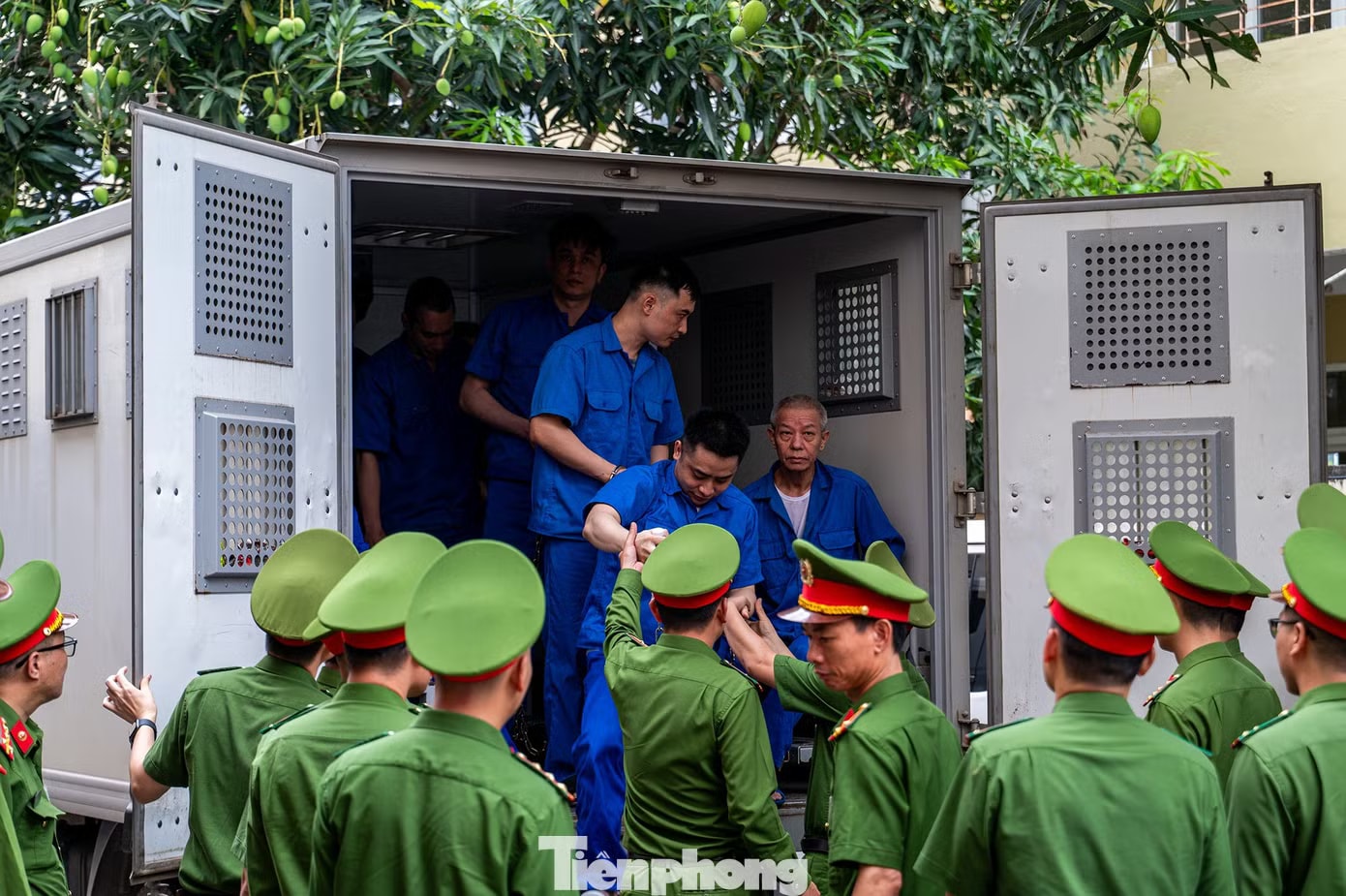 Bùi Đình Khánh cùng 18 bị cáo được lực lượng công an áp giải đến tòa để tham gia xét xử. Bùi Đình Khánh khai nguồn gốc 40 bánh heroin và nguồn cơn nổ súng, đuổi ngược xe của công an - Ảnh 1.