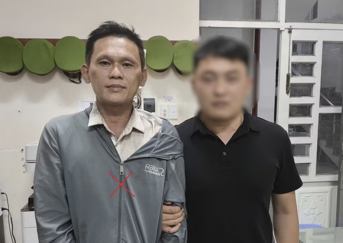 Đối tượng Huỳnh Hoàng Anh đầu thú tại cơ quan công an Đối tượng chém mẹ vợ và vợ trọng thương ra đầu thú - Ảnh 1.