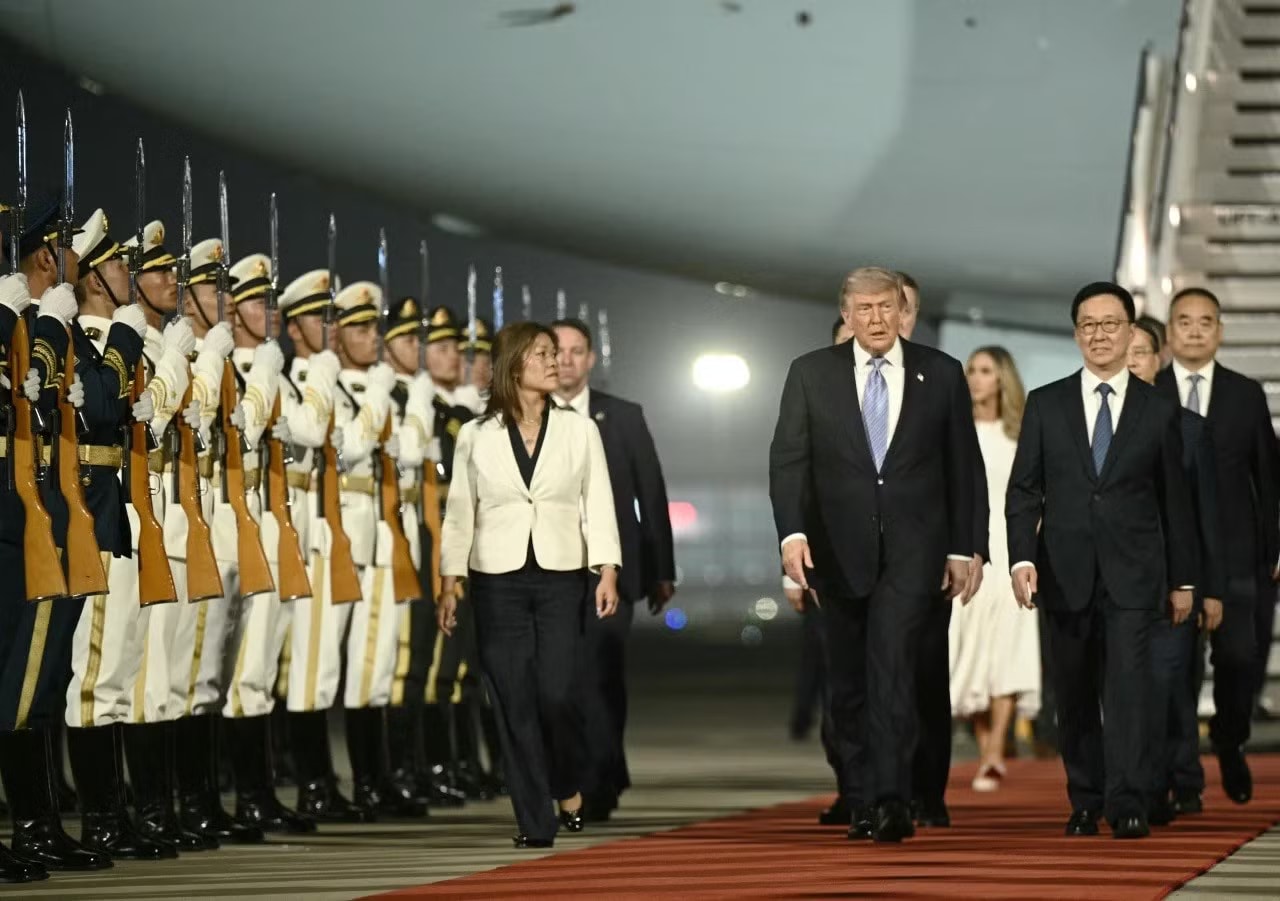 Tổng thống Mỹ Donald Trump được Phó Chủ tịch Trung Quốc Hàn Chính đón tại sân bay quốc tế Bắc Kinh ngày 13/5/2026. Ảnh: Getty Images. Dự báo 4 hướng phát triển quan hệ Mỹ - Trung - Ảnh 2.