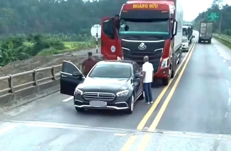 Xe ô tô Mercedes chặn đầu xe container trên cao tốc Nội Bài - Lào Cai. Ảnh cắt từ clip. Tài xế Mercedes chặn xe đầu kéo giữa cao tốc vì bị thúc ép đi nhanh - Ảnh 1.