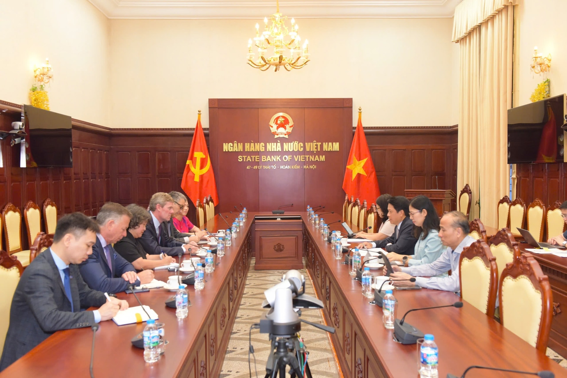 Phó Thống đốc NHNN tiếp đón lãnh đạo hãng thanh toán điện tử hàng đầu thế giới - Ảnh 1.