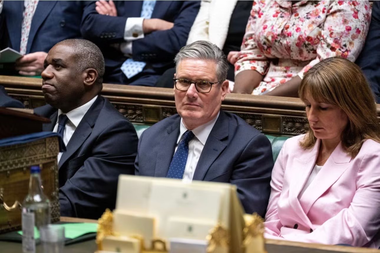 Thủ tướng Anh Keir Starmer gặp áp lực ngày càng lớn. (Ảnh: Reuters) Chính trường Anh lại bên bờ hỗn loạn - Ảnh 2.