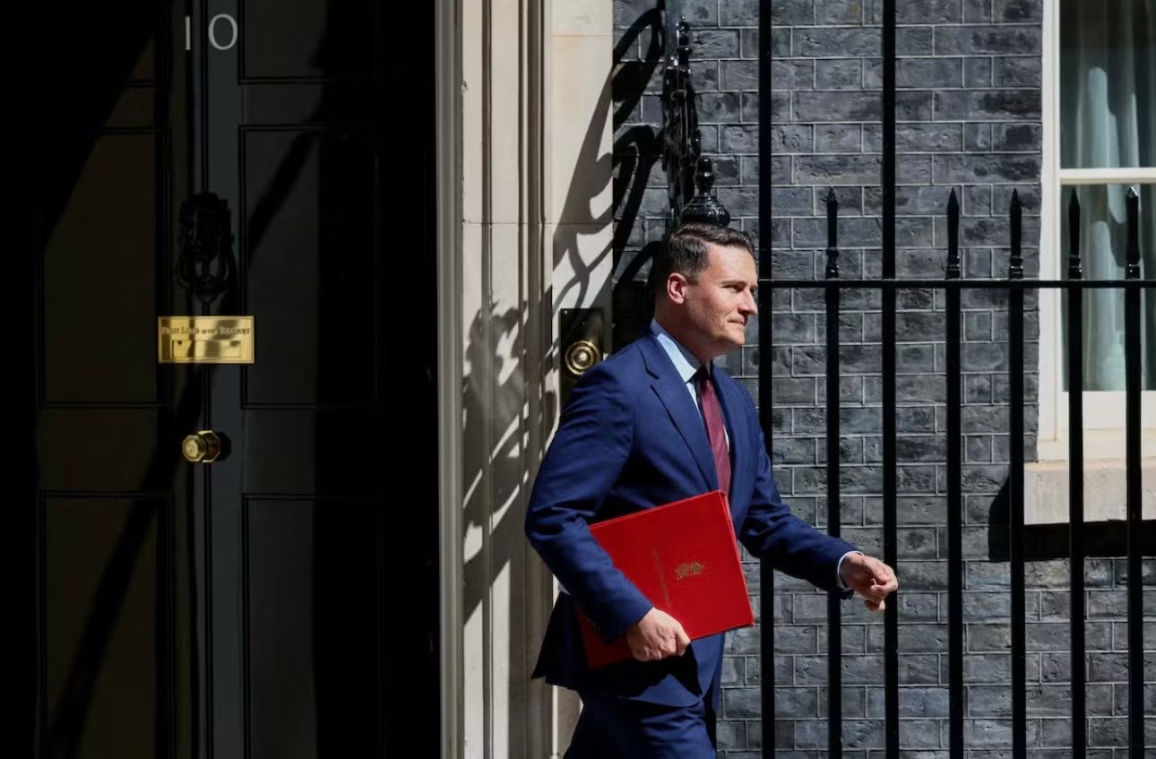 Ông Wes Streeting từ chức Bộ trưởng Y tế Anh. (Ảnh: Reuters) Chính trường Anh lại bên bờ hỗn loạn - Ảnh 1.