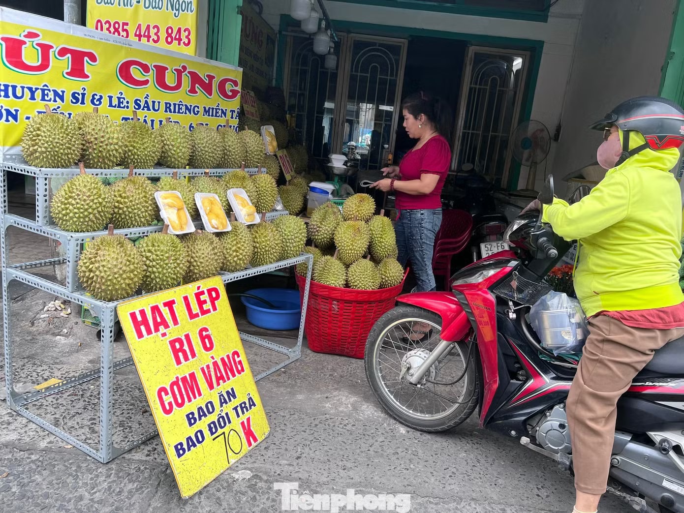 Người dân TPHCM đổ xô ‘săn’ sầu riêng giá siêu rẻ - Ảnh 8.