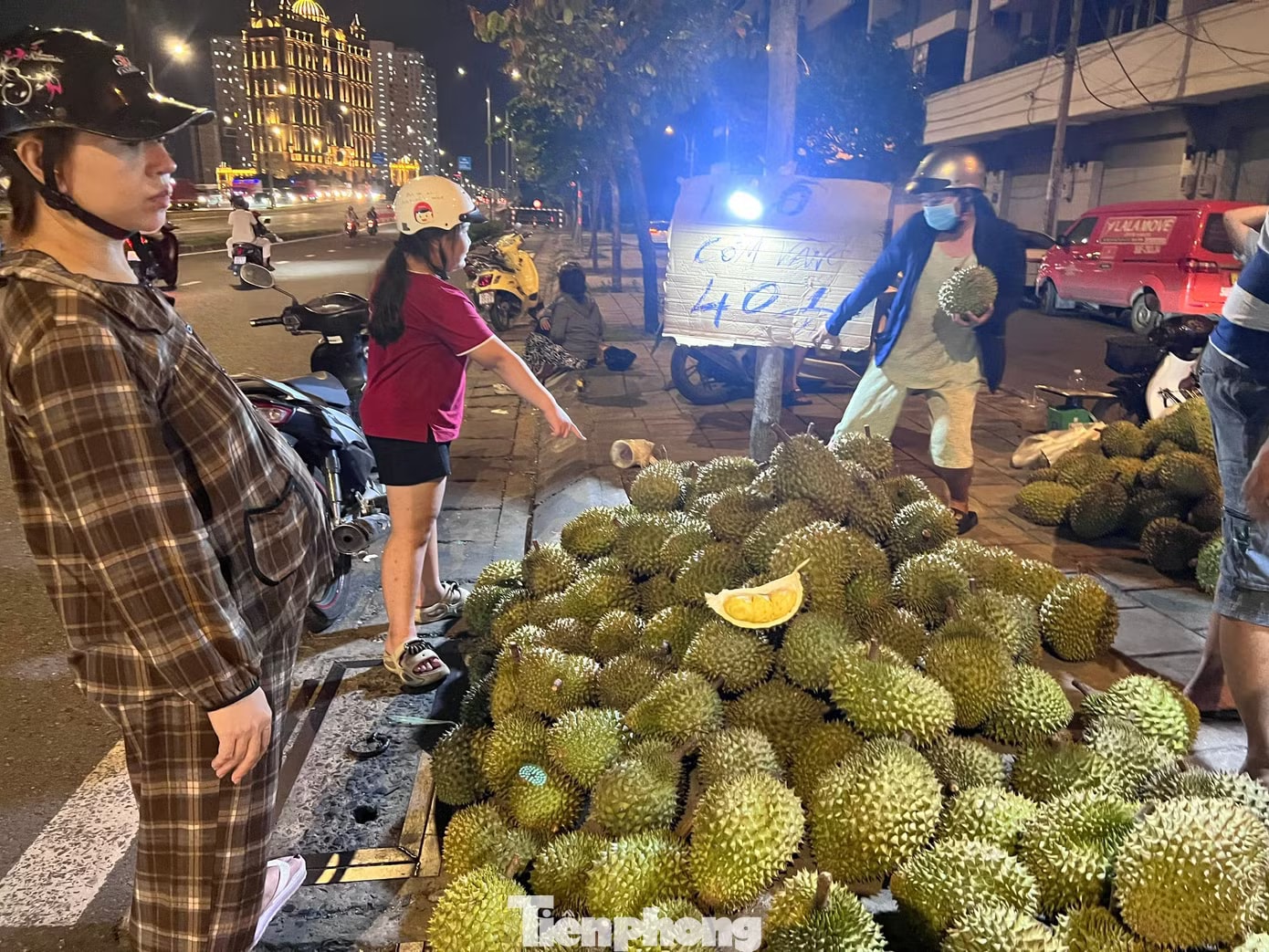 Người dân TPHCM đổ xô ‘săn’ sầu riêng giá siêu rẻ - Ảnh 6.