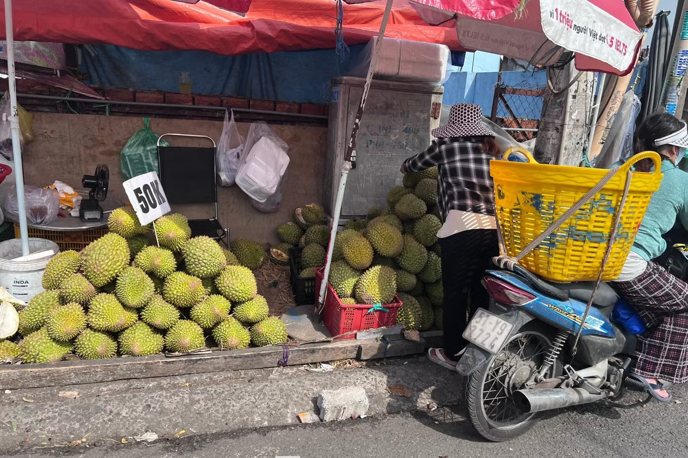 Người dân TPHCM đổ xô ‘săn’ sầu riêng giá siêu rẻ - Ảnh 9.