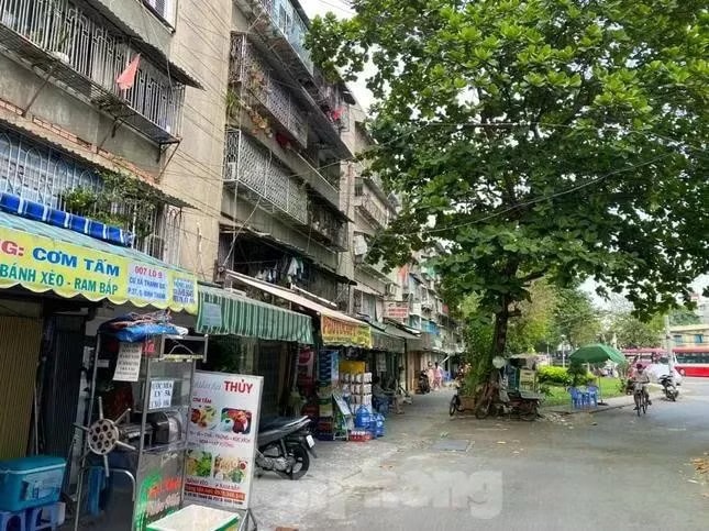 TPHCM (cũ) hiện có 474 chung cư cũ với 573 lô xây dựng từ trước năm 1975. Tiến độ di dời các chung cư cũ, mất an toàn ở TPHCM - Ảnh 1.