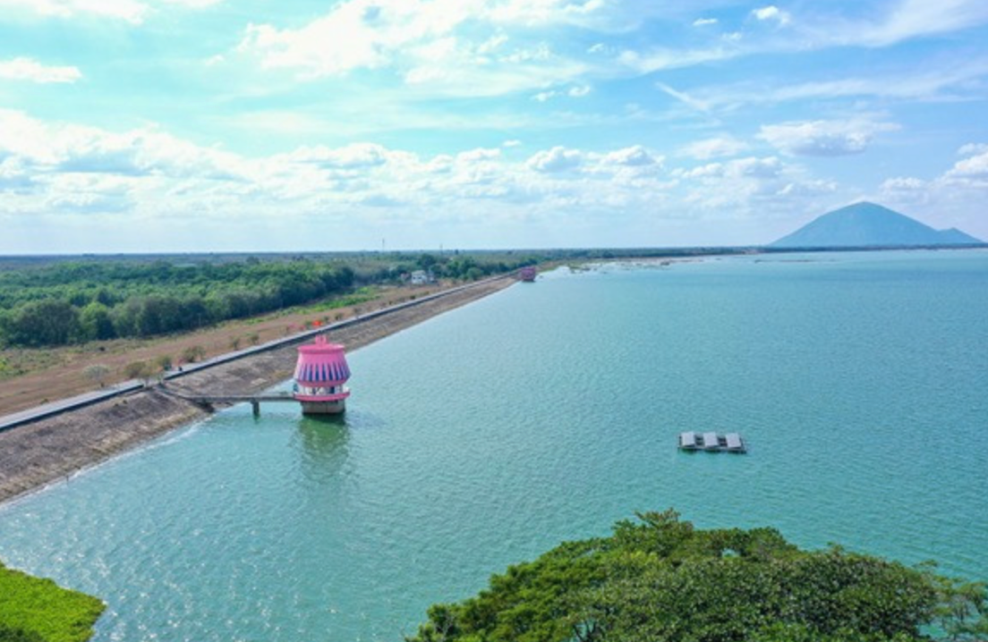 Việt Nam bắt đầu triển khai khu du lịch sinh thái hơn 18.000 tỷ, tọa lạc ngay gần hồ nhân tạo lớn gấp 2.000 lần hồ Gươm- Ảnh 1. Việt Nam bắt đầu triển khai khu du lịch sinh thái hơn 18.000 tỷ, tọa lạc ngay gần hồ nhân tạo lớn gấp 2.000 lần hồ Gươm- Ảnh 1.