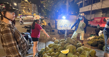 Người dân TPHCM đổ xô ‘săn’ sầu riêng giá siêu rẻ