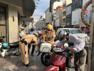 Từ nay, những người đi xe máy lên vỉa hè có thể bị phạt đến 6 triệu đồng