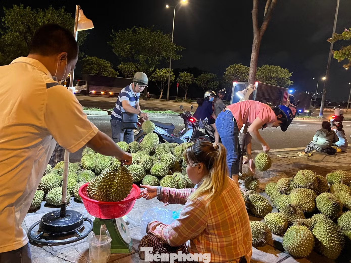 Người dân TPHCM đổ xô ‘săn’ sầu riêng giá siêu rẻ - Ảnh 4.