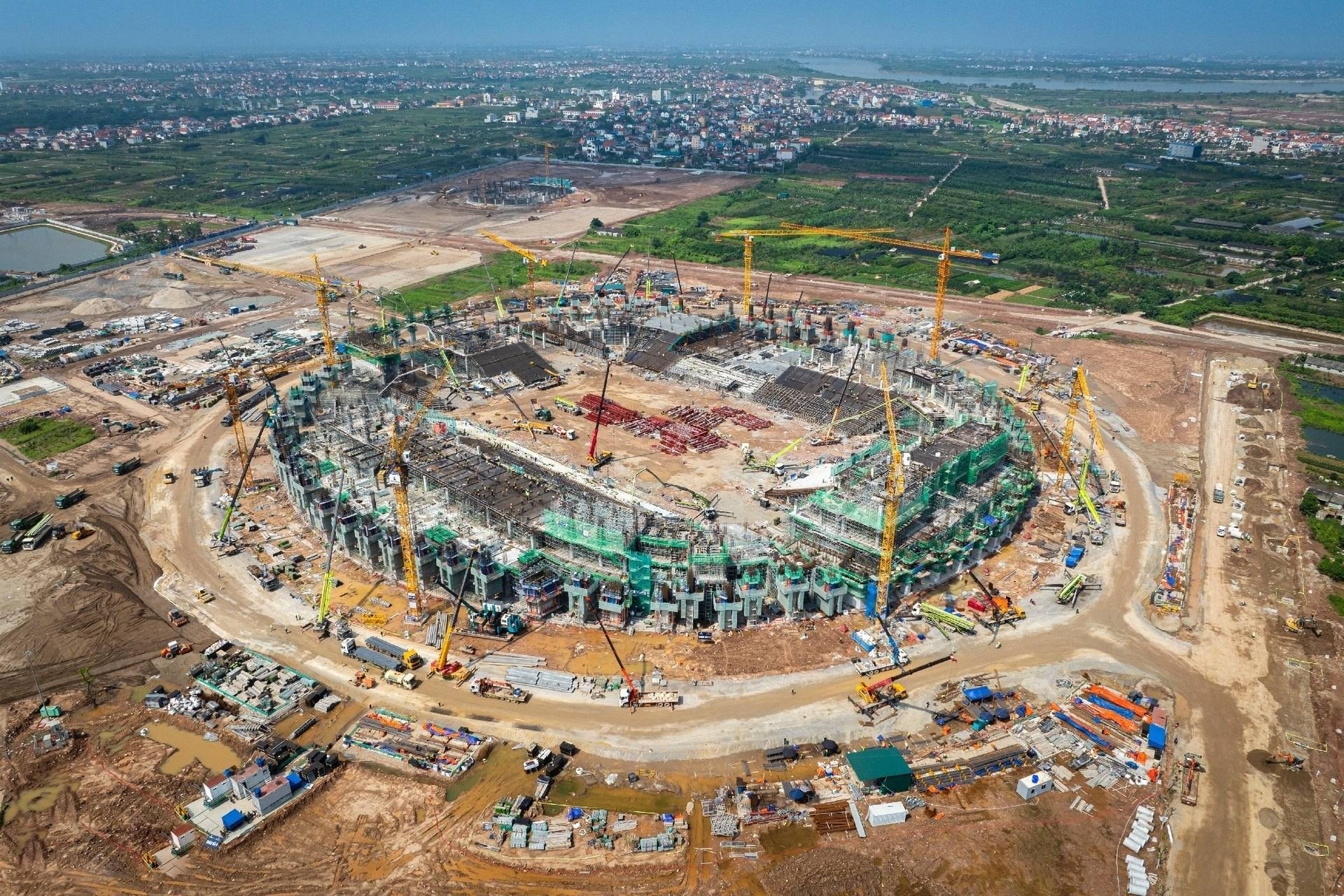 Công trường dự án với phần khán đài đã dần thành hình. Ảnh: Báo Dân trí Công trường dự án với phần khán đài đã dần thành hình. Ảnh: Báo Dân trí