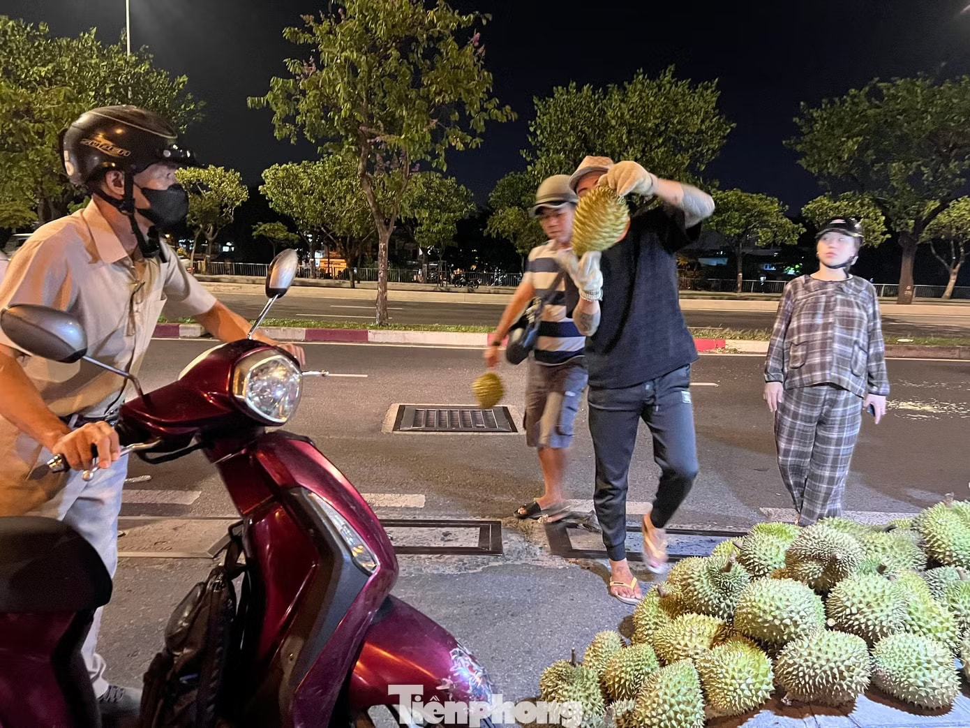 Người dân TPHCM đổ xô ‘săn’ sầu riêng giá siêu rẻ - Ảnh 5.