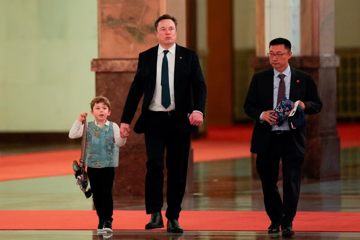 Tỷ phú Elon Musk dắt con trai trong Đại lễ đường Nhân dân ở Bắc Kinh. (Ảnh: AP) Con trai tỷ phú Elon Musk gây chú ý ở Bắc Kinh - Ảnh 1.