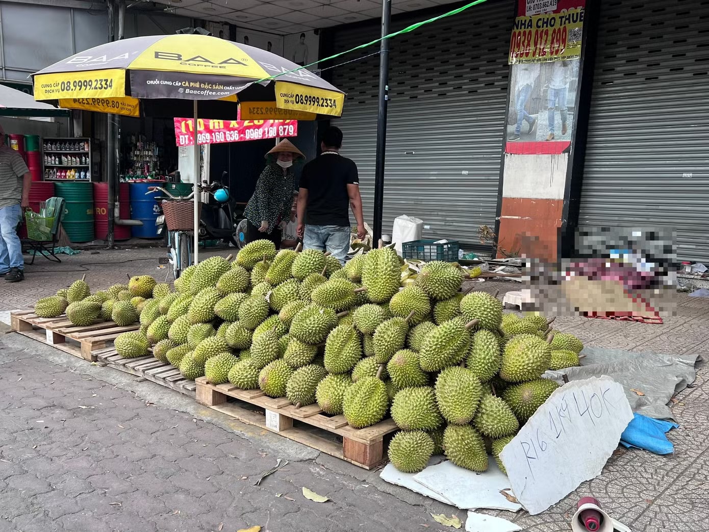 Sầu riêng giá siêu rẻ chỉ 40.000 đồng/kg đổ đống bán đầy đường TPHCM Người dân TPHCM đổ xô ‘săn’ sầu riêng giá siêu rẻ - Ảnh 7.