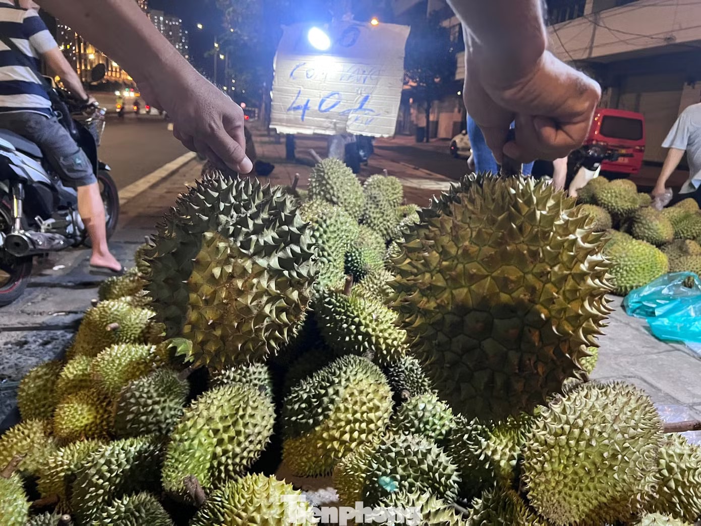 Nhiều quả to tròn đều đồng giá 40.000 đồng/kg. Đây được xem là giá rẻ nhất tại TPHCM tính đến thời điểm hiện tại Người dân TPHCM đổ xô ‘săn’ sầu riêng giá siêu rẻ - Ảnh 2.