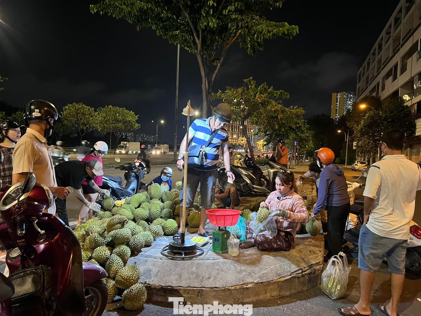 Chiều muộn, điểm bán sầu riêng giá siêu rẻ trên vỉa hè đường Võ Văn Kiệt tấp nập khách Người dân TPHCM đổ xô ‘săn’ sầu riêng giá siêu rẻ - Ảnh 1.