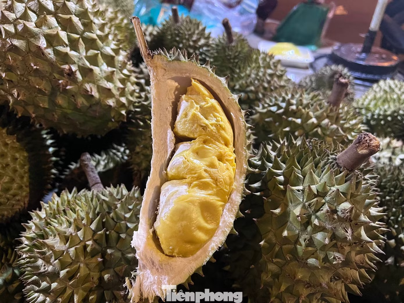 Người dân TPHCM đổ xô ‘săn’ sầu riêng giá siêu rẻ - Ảnh 3.