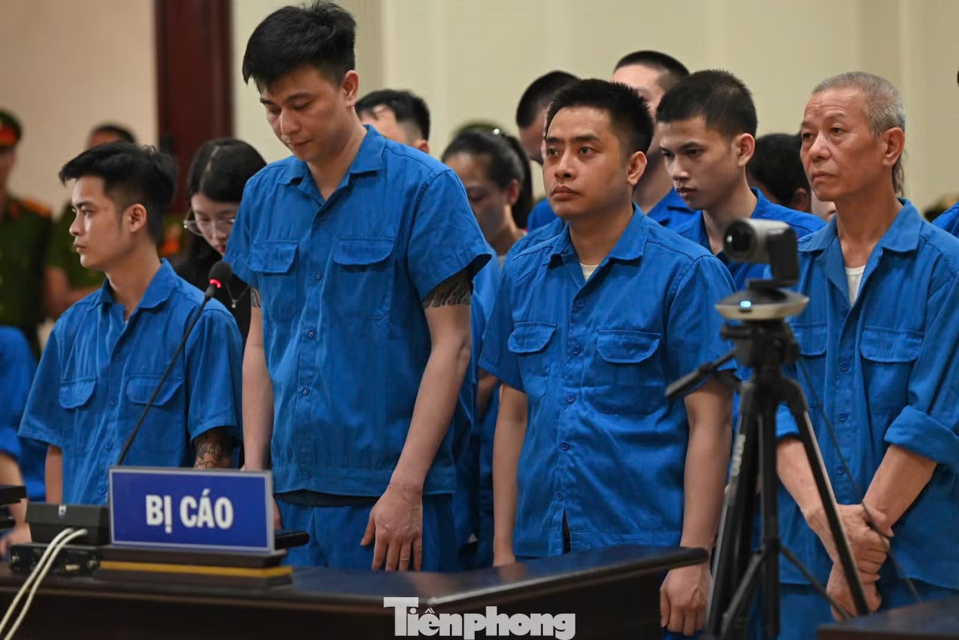 Các bị cáo nghe HĐXX tuyên án. Kẻ dùng súng AK bắn chiến sỹ Công an tử vong lĩnh án tử hình - Ảnh 1.
