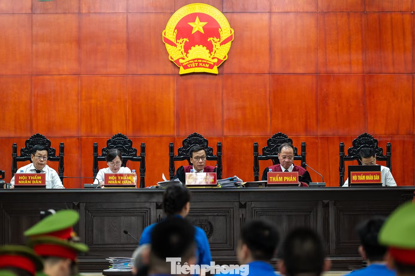 HĐXX tiến hành xét hỏi các bị cáo. Sau nhiều lần chối tội, Bùi Đình Khánh hối lỗi, xin giảm nhẹ hình phạt - Ảnh 1.