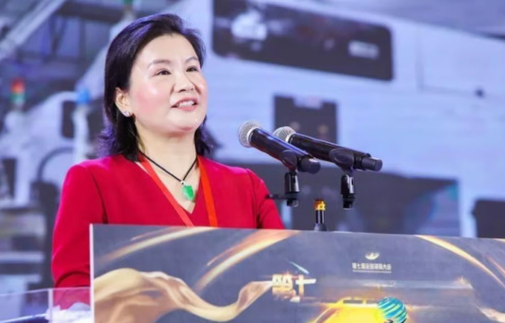 Người phụ nữ Trung Quốc ngồi giữa Tim Cook và Elon Musk: Từng bỏ học làm bảo vệ, nay sở hữu 16 tỷ USD - Ảnh 1.