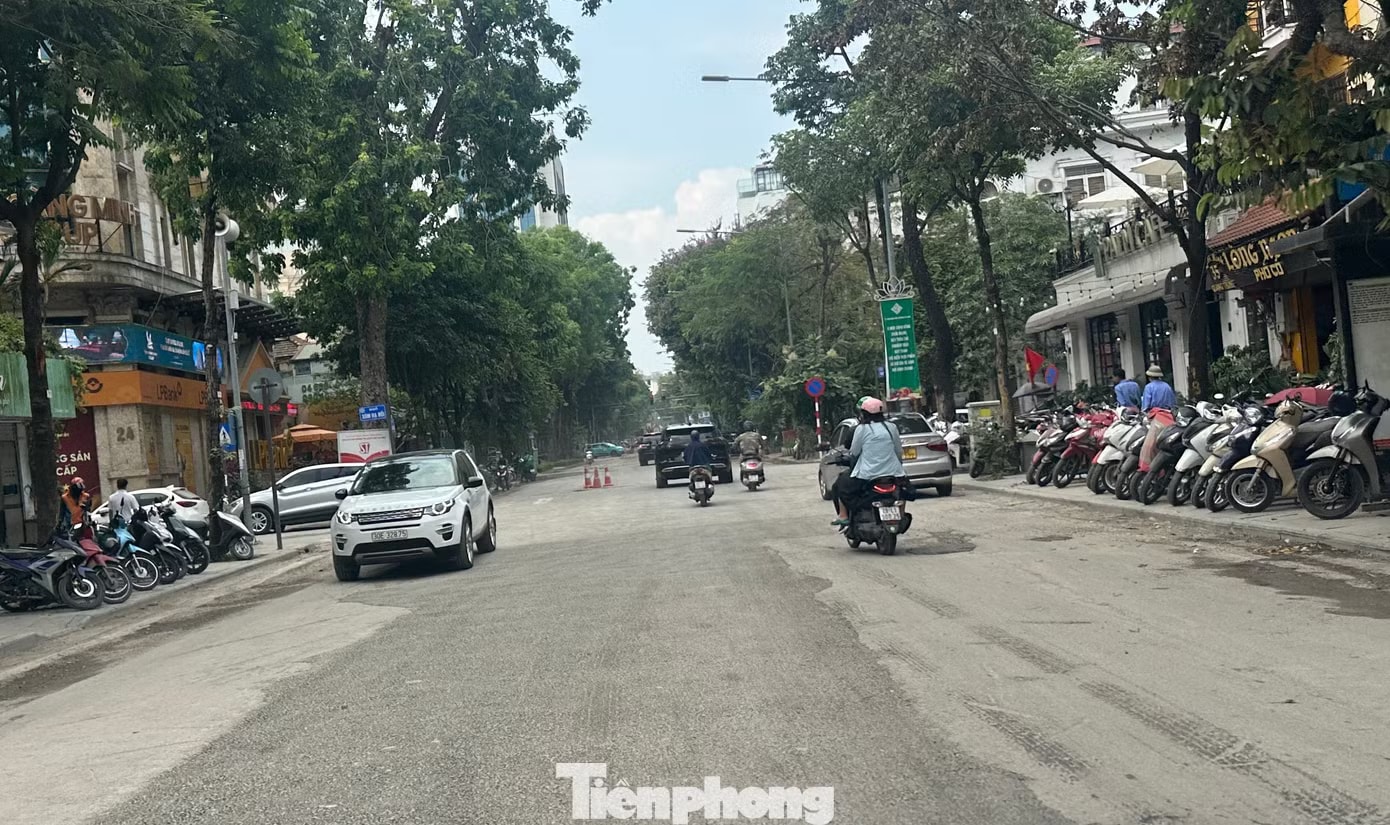 Tuyến phố Lý Thường Kiệt đoạn giao với Quán Sứ đã được dỡ rào, hoàn trả mặt bằng. Ảnh chụp 16/5. Hà Nội yêu cầu tháo rào chắn, hoàn thành dự án chống ngập trước 30/5 - Ảnh 2.