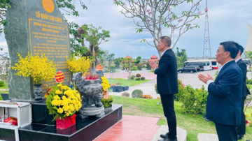 Chủ tịch Tập đoàn Sơn Hải dâng hương tại 'tọa độ lửa' bên bờ sông Gianh