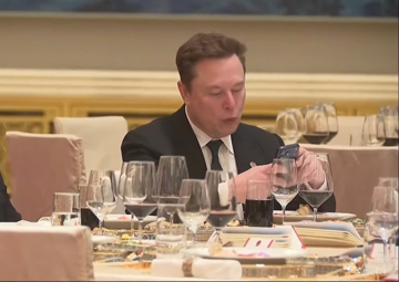 Dù sở hữu đế chế công nghệ riêng, Elon Musk vẫn dùng chiếc điện thoại này khi tới Trung Quốc, màu sắc chiếc máy mới gây chú ý